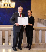 Akademiepräsident Markus Schwaiger mit Preisträgerin Iryna Klymenko ©BAdW / Kai Neunert